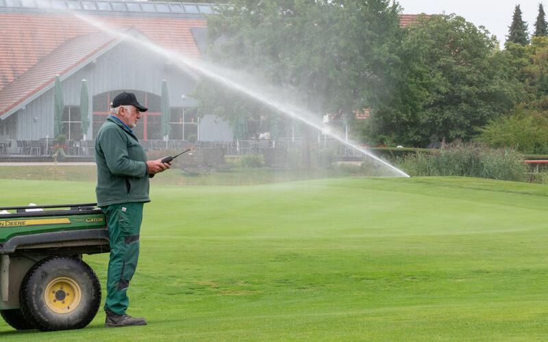 Die Greens im Bondorfer Golfclub werden durch im Gras eingelassene Wasserdüsen bewässert, links Greenkeeper Josef Reiß mit der Fernbedienung für die Sprinkleranlage. GB-Foto: Vecsey