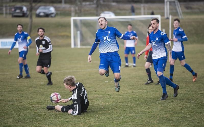 Die Gründung der SG Altingen/Entringen (blaue Trikots, hier im Spiel gegen den TSV Hirschau), war nicht aus der Not heraus geboren. GB-Foto (Archiv): Schmidt