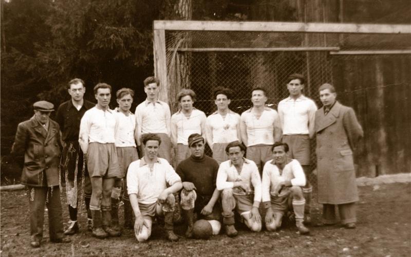 Der lange Weg zur Anerkennung Die Gründungself des TSV Hildrizhausen, die in der Saison 1951/52 außer Konkurrenz am Spielbetrieb teilnahm mit (stehend von links) Kassier Wilhelm Eisenhardt, Schiedsrichter (Name unbekannt), Willi Grob, Karl Bauer, Werner Riethmüller, Heinz Gärtner, Hans Strehle, Richard Häußler, Oswald Wörner, Abteilungsleiter Otto Krüger, (vorne von links) Christian Berner, Hans Siffrin, Rudolf Lemmer und Alois Bäuerle.GB-Foto: TSV-Archiv