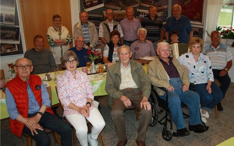 Der lange Weg zur Anerkennung Die Gründungsmitglieder des Hildrizhausener Fußballs trafen sich mit Anhang unlängst im TSV-Sportheim (hintere Reihe, stehend von links) Margret Holzapfel, Hans Holzapfel, Edwin Derer, Kurt Wojtech, Heinz Hörmann und Initiator Helmut Hörmann, (hintere Reihe, sitzend von links) Kurt Gomringer, Erich Schütz, Frieda Klingenstein, Rolf Klingenstein, Elfriede Gomringer, (vordere Reihe von links) Günter Sontowski, Anne Sontowski, Erwin Wichtermann, Paul Fischer und Betreuerin.GB-Foto: gb