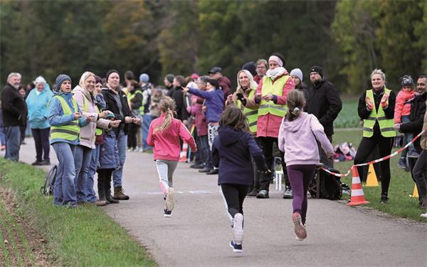 Die Grundschüler liefen Runden gegen Spenden. GB-Foto: Schmidt