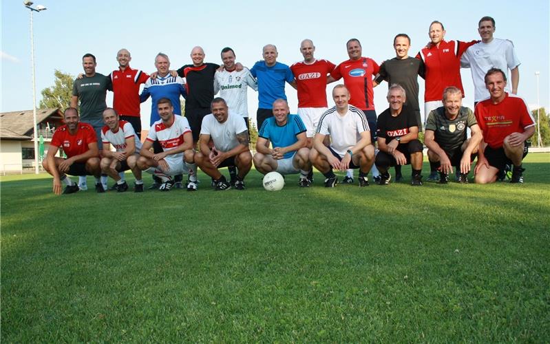 Die Gültsteiner AH hat sich mit „ihren Freunden“ schon mit zwei akribisch geführten Trainingseinheiten für den Samstag vorbereitet, mit dabei waren (hintere Reihe von links) Dennis Kohl, Marco Eipper, Rolf Kohl, Viktor Henschel, Johannes Schuld, Siggi Kegreiß, Bernd Maier, Tobias Lindner, Elvir Adrovic, Frank Wünsch, Michael Plaz. (vorne von links) Marcel Bernhart, Dieter Wünsch, Benjamin Schiebel, Christos Kiwranoglou, Steffen Reutter, David Wieczorek, Karl-Heinz Schnell, Gerhard Kegreiß und Helmut Michel GB-Foto: asg