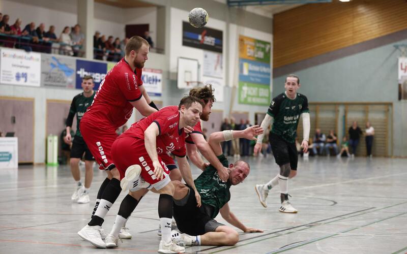 Die H2Ku-Männer (rot) müssen alles reinwerfen, was sie haben. GB-Foto: Eibner/Jaeger