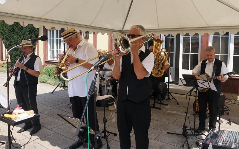 Die Hardt Stompers unterhalten einmal mehr im Gärtringer Kieferpark.GB-Foto: Straub