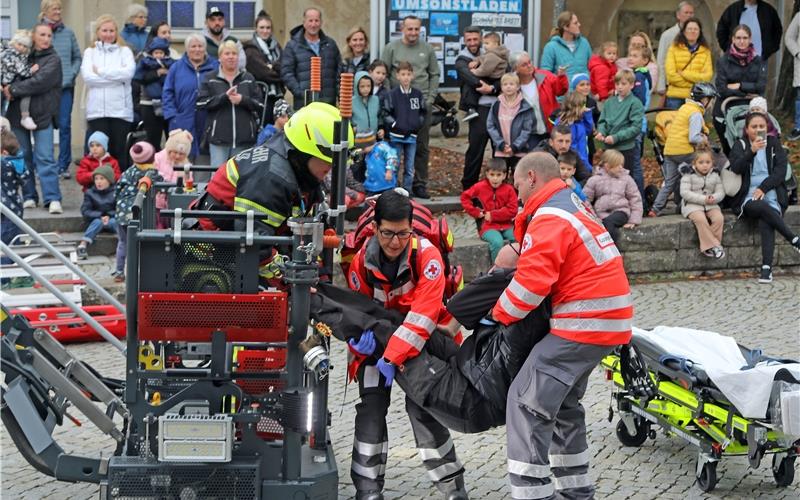 Die Hauptübung stieß bei vielen Zuschauern auf großes Interesse. GB-Foto: Priestersbach