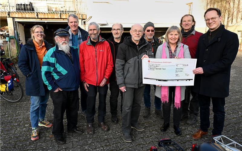 Die Heim(at)werker der Fahrradwerkstatt erhielten den Ehrenamtspreis der Herrenberger Bürgerstiftung (von links): Helen Wagner, Georg Januŝ, Gerhard Strubbe, Karl Heinz Günther, Günter Schickler, Werner Preiss, Rolf Schnieders, Edith Krüger, Werner Hann und Oberbürgermeister Nico Reith.GB-Foto: Holom