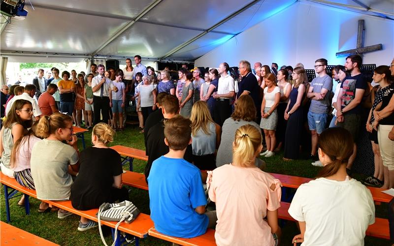 Die Helfer und Gruppenleiter wurden beim Festakt nach vorne gebeten GB-Foto: Holom