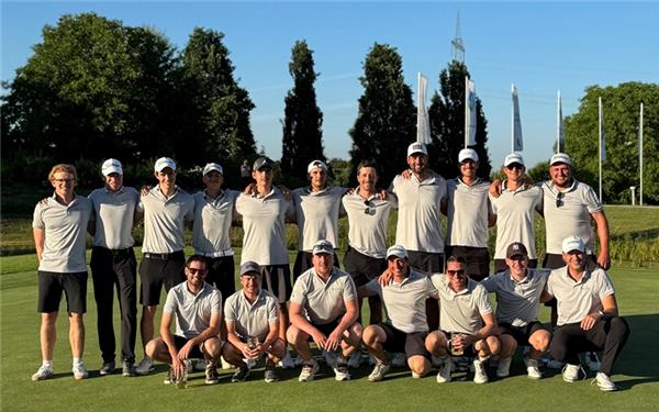 Die Herren des GC Domäne Niederreutin durften die Sektkorken knallen lassen. GB-Foto: gb