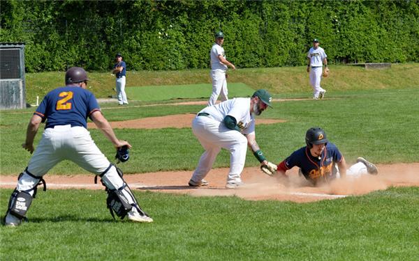 Die Herrenberg Wanderers (helles Trikot) machten es im achten Inning noch mal unnötig spannend. GB-Foto: Holom