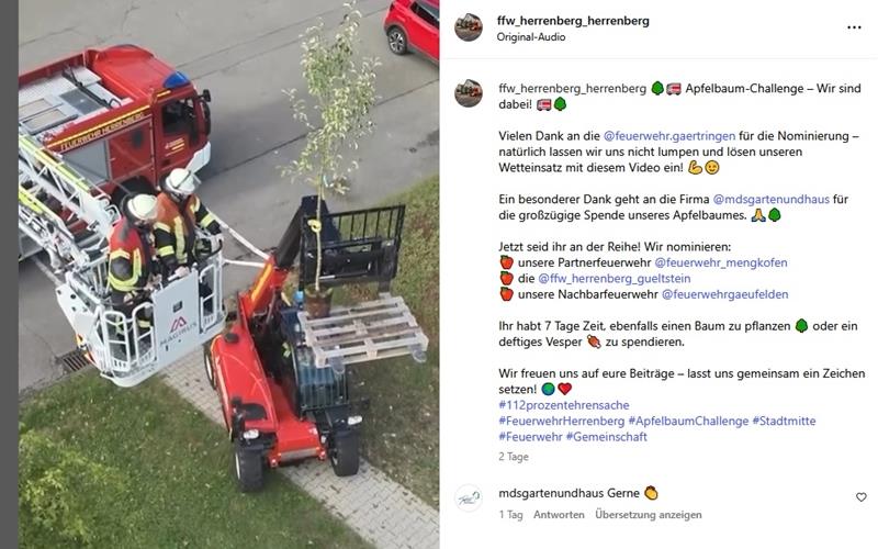 Die Herrenberger Feuerwehr pflanzt ihren Baum mit der Drehleiter. Auf ihrer Instagram-Seite bedanken sich die Einsatzkräfte bei den Gärtringer Kollegen und nominieren ihrerseits weitere Feuerwehren.GB-Foto: gb