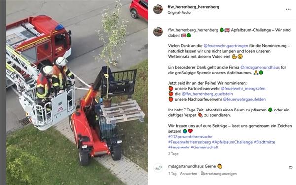 Die Herrenberger Feuerwehr pflanzt ihren Baum mit der Drehleiter. Auf ihrer Instagram-Seite bedanken sich die Einsatzkräfte bei den Gärtringer Kollegen und nominieren ihrerseits weitere Feuerwehren.GB-Foto: gb