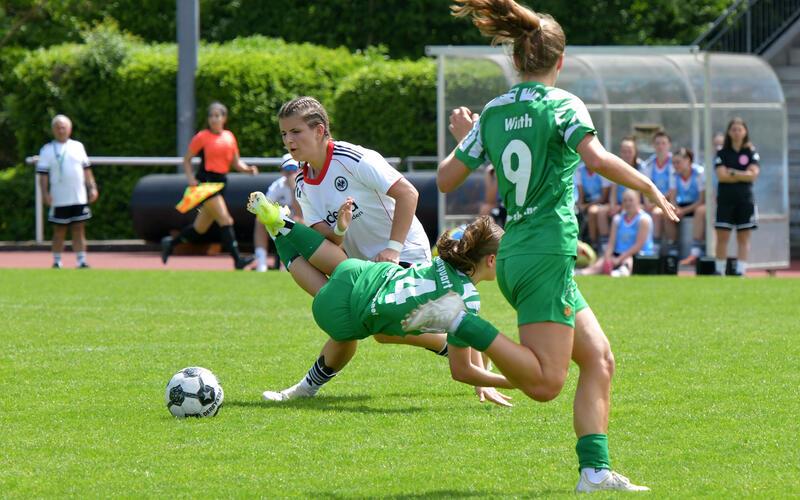 Die Herrenberger Fußballerinnen (grün) legten gegen Frankfurt eine Bruchlandung hin. GB-Foto: Holom