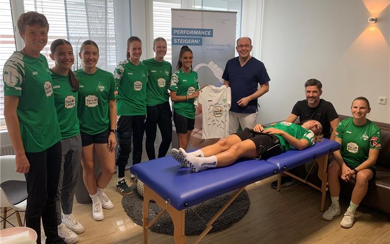 Die Herrenberger Regionalliga-Fußballerinnen überreichten Dr. Dominik Schmider bei ihrem Besuch ein T-Shirt mit den Unterschriften aller Spielerinnen. GB-Foto: Holzapfel