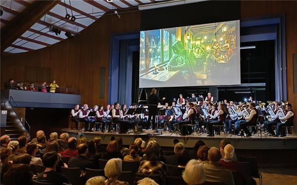 Die Herrenberger Stadthalle wurde am Samstagabend zum Kinosaal.GB-Foto: Straub