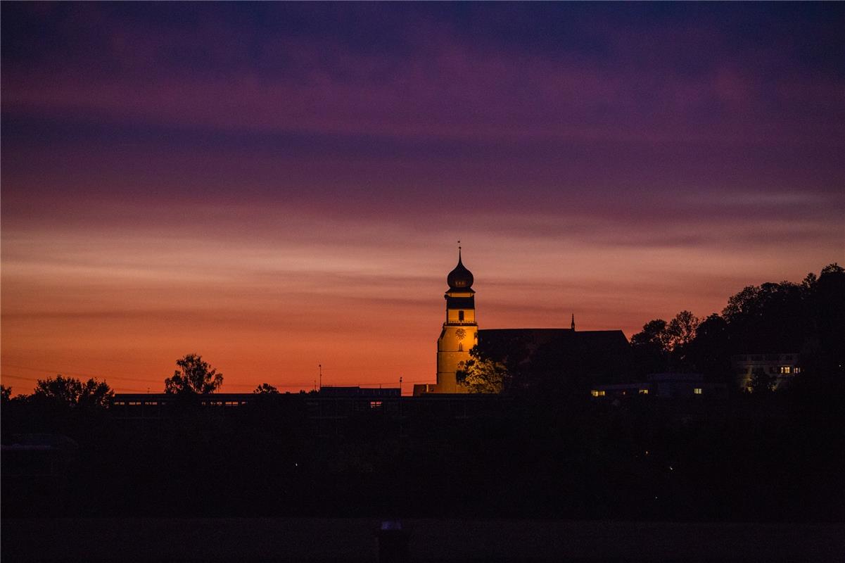 Die Herrenberger Stiftskirche, eingehüllt in einen wunderbaren Sonnenuntergang u...