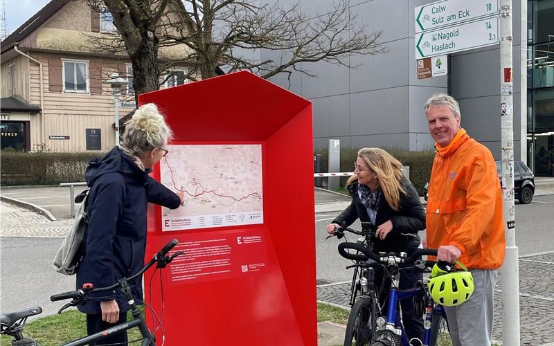 Die Herrenberger Wirtschaftsförderin Marion Beck (Zweite von rechts) und Gerhard Strubbe vom ADFC an der Einstiegsstation.GB-Foto: gb