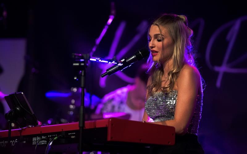 Die Herrenbergerin Kiara Huber bringt nicht nur eigene Lieder heraus, sie hat auch begonnen, an der HDMK in Stuttgart Jazz-Pop-Gesang zu studieren. GB-Foto: gb