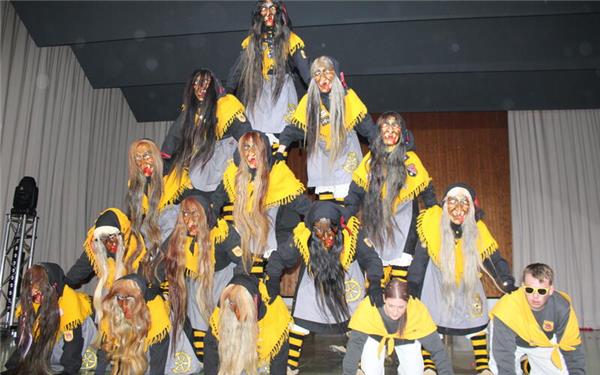 Die Hexen formierten sich zu einer Pyramide. GB-Foto: Baum