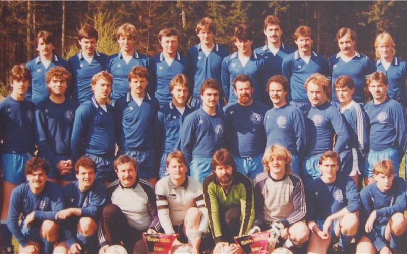 Die Hildrizhausener Meistermannschaften von 1984/85 mit (hintere Reihe von links) Siegfried Puskeiler, Martin Berner, Jürgen Berner, Günter Braun, Martin Rösener, Dietmar Krauss, Dietmar Brösamle, Michael Fiby, Reiner Müller, Siegfried Jörg, Gerhard Baur, Helmut Ernst, (mittlere Reihe von links) Masseur Horst Linsmaier, Lothar Wanner, Vorsitzender Helmut Hörmann, Ernst Sälzer, Wolfgang Fischer, Wolfgang „Dätschi“ Fischer, Klaus Theisz, Dirk Fischbach, Günter Reichardt, Rüdiger Holdack, Karl Klink, Gebhard Wanner, Axel Fischer, Helmut Lang, Rainer Löffler, Bernd Renner, Abteilungsleiter Bernhard Eisenhardt, Trainer Gerhard Hörmann, (vorne von links) Uli Wanner, Gunter Topeters, Eberhard Riethmüller, Uwe Eipper, Norbert Völler, Edgar Jörg, Bernd Reichardt, Eberhard Bauer und Wolfgang Jörg. GB-Foto: TSV-Archiv