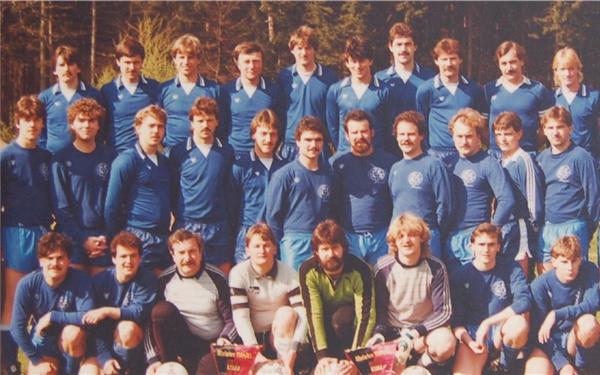Die Hildrizhausener Meistermannschaften von 1984/85 mit (hintere Reihe von links) Siegfried Puskeiler, Martin Berner, Jürgen Berner, Günter Braun, Martin Rösener, Dietmar Krauss, Dietmar Brösamle, Michael Fiby, Reiner Müller, Siegfried Jörg, Gerhard Baur, Helmut Ernst, (mittlere Reihe von links) Masseur Horst Linsmaier, Lothar Wanner, Vorsitzender Helmut Hörmann, Ernst Sälzer, Wolfgang Fischer, Wolfgang „Dätschi“ Fischer, Klaus Theisz, Dirk Fischbach, Günter Reichardt, Rüdiger Holdack, Karl Klink, Gebhard Wanner, Axel Fischer, Helmut Lang, Rainer Löffler, Bernd Renner, Abteilungsleiter Bernhard Eisenhardt, Trainer Gerhard Hörmann, (vorne von links) Uli Wanner, Gunter Topeters, Eberhard Riethmüller, Uwe Eipper, Norbert Völler, Edgar Jörg, Bernd Reichardt, Eberhard Bauer und Wolfgang Jörg. GB-Foto: TSV-Archiv