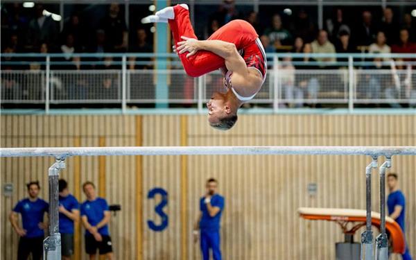 Die Hoffnungen der WTG Heckengäu auf das Aufstiegsfinale sind geplatzt: Lovis Spiess beim Abgang vom Barren. GB-Foto: Lau
