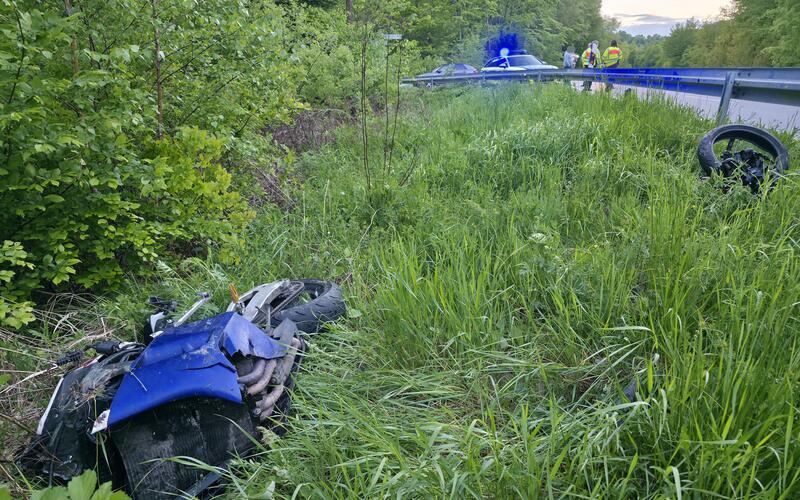 Die Honda CBR wurde unter der rechten Leitplanke hindurchgeschleudert und in zwei Teile gerissen. GB-Foto: SDMG/Dettenmeyer