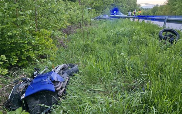 Die Honda CBR wurde unter der rechten Leitplanke hindurchgeschleudert und in zwei Teile gerissen. GB-Foto: SDMG/Dettenmeyer