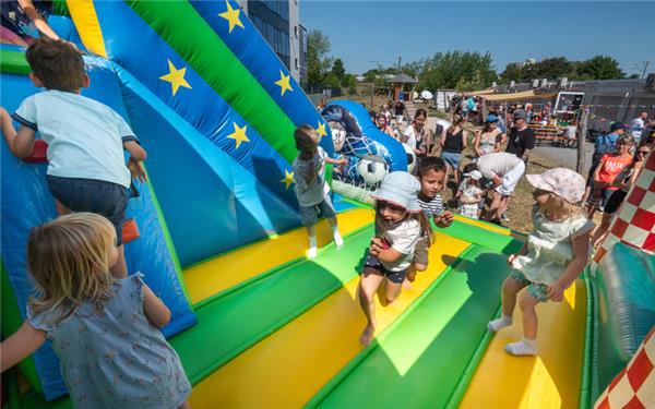 Die Hüpfburg war ein Renner für die Kinder. Die Kleinen, erwartet Karolin Bäuerle vom Elternbeirat Staufenstraße, werden am wenigsten Probleme haben, die neue Kita Lummerland zu akzeptieren.GB-Foto: Vecsey