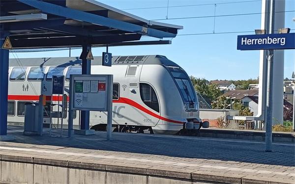 Die IC-Züge halten in Herrenberg nur noch bis zum 12. Dezember in einem festen Takt. GB-Foto: gb