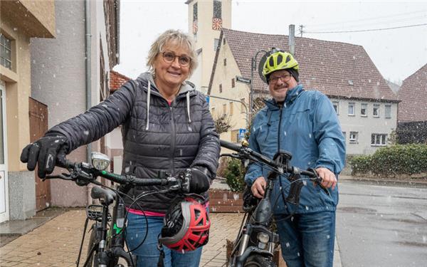 Die Idee für eine Radwegekirche in Mötzingen (im Hintergrund) haben Andrea und Erich Wilhelm von einer Radtour entlang der Elbe mitgebracht. GB-Foto: Vecsey