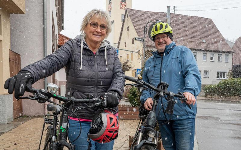 Die Idee für eine Radwegekirche in Mötzingen (im Hintergrund) haben Andrea und Erich Wilhelm von einer Radtour entlang der Elbe mitgebracht. GB-Foto: Vecsey