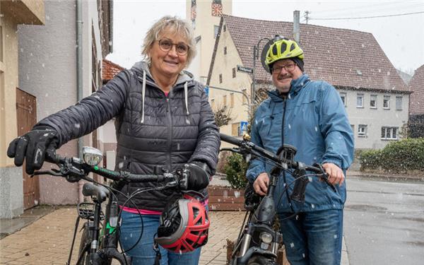 Die Idee für eine Radwegekirche in Mötzingen (im Hintergrund) haben Andrea und Erich Wilhelm von einer Radtour entlang der Elbe mitgebracht. GB-Foto: Vecsey