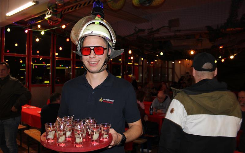 Die Idee mit dem Blaulichthelm und den Schnäpsle zündete beim Feuerwehrbesen. GB-Foto: Baum