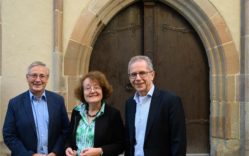 Auf dem Weg zur Vesperkirche Die Initiatoren der Vesperkirche (von links): Hans Haischt vom Diakonischen Bezirksausschuss, Ulrike Altherr von der katholischen Kirche und der evangelische Dekan Eberhard Feucht vor dem SpitalkirchenportalGB-Fotos: Schmidt