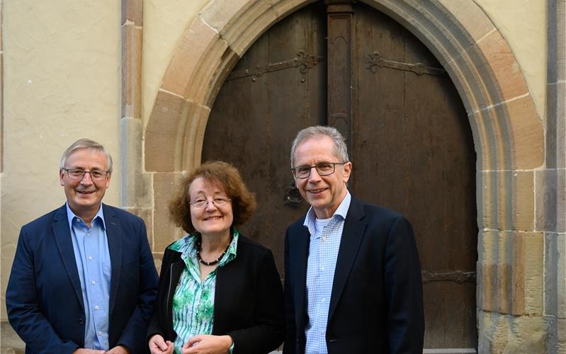 Die Initiatoren der Vesperkirche (von links): Hans Haischt vom Diakonischen Bezirksausschuss, Ulrike Altherr von der katholischen Kirche und der evangelische Dekan Eberhard Feucht vor dem SpitalkirchenportalGB-Fotos: Schmidt