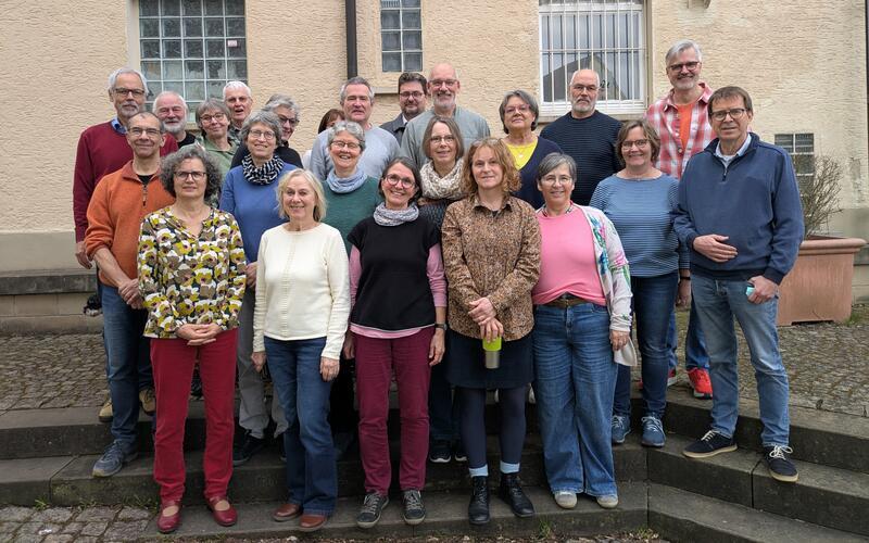 Die Initiatoren von „Wohnen mit Zukunft“ im Gruppenbild und auf dem kleinen Foto bei einem Treffen, bei dem die Rückmeldungen in Form von Zetteln auf die jeweiligen Kleidungsstücke geklebt wurden. GB-Fotos: Johannes Dübbelde/gb