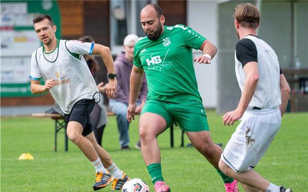 Die Inklusionsmannschaft des SV Deckenpfronn (grüne Trikots) spielte im Sommer im Rahmen eines sozialen Projektes gegen den Verein Seehaus aus Leonberg. GB-Foto: Vecsey