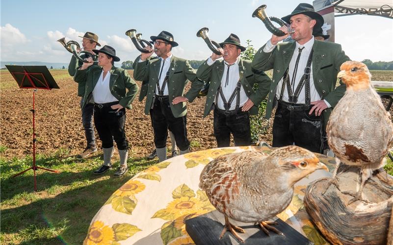 Die Jagdhornbläser der Kreisjägervereinigung stimmen zur festlichen Musik an. Auf den umliegenden Feldern von Tailfinger Landwirten entstehen Blühstreifen, von denen unter anderem das Rebhuhn profitiert.GB-Foto: Vecsey