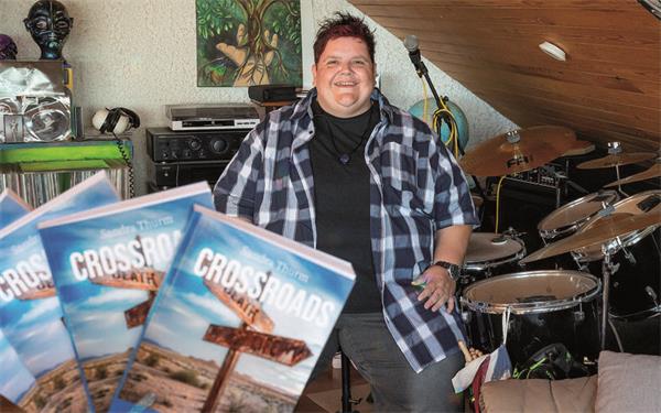 Die Jettinger Autorin Sandra Thurm legt mit „Crossroads“ ihre unfassbare Vergangenheit offen. GB-Foto: Vecsey
