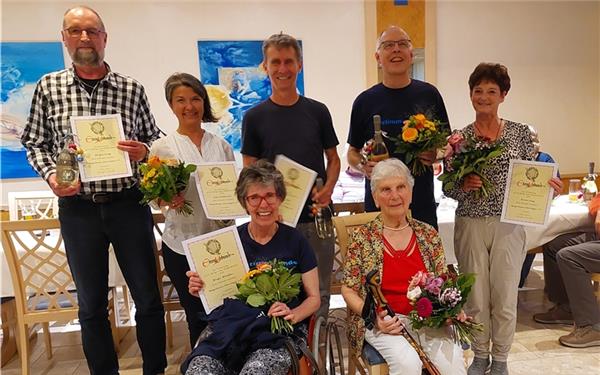 Die Jubilare des Sängerkranzes (hinten von links): Jürgen Jung, Elke Stillwachs, Thomas Jonitz, Martin Burichter und Karin Jung sowie Birgit Mindler (sitzend links) und Waltraude Aisenpreis (im roten Oberteil). GB-Fotos: Stimmbande