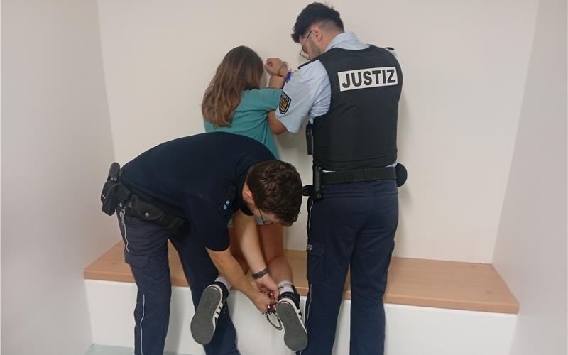 Die Justizwachtmeister zeigten, wie Fuß- und Handschließen angelegt werden. GB-Fotos: gb