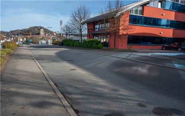 Die Kalkofenstraße in Herrenberg: Teilflächen sollen entsiegelt werden.GB-Foto: Vecsey