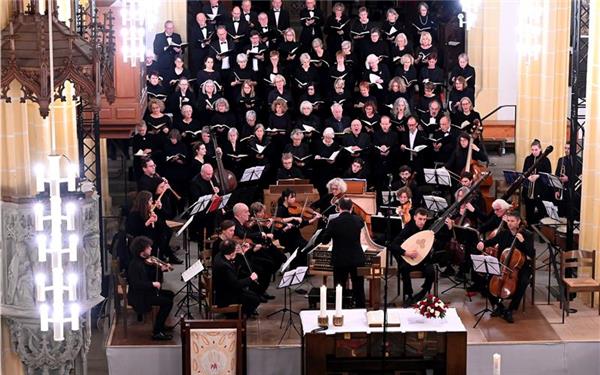 Die Kantorei der Stiftskirche und das Collegium musicum begeistern die Zuhörer im Konzert. GB-Foto: Holom