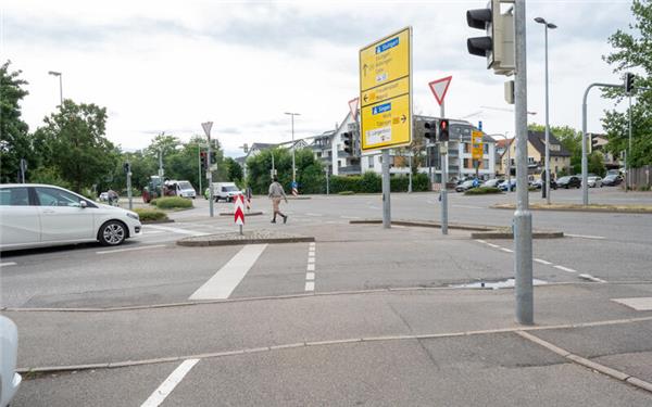 Die Kauflandkreuzung an der Ecke Nagolder, Mühlstraße, Schießtäle: Der Ampel-Wald ist hier nicht übersichtlich. GB-Foto: Vecsey