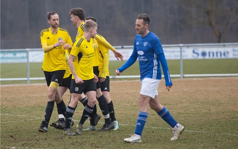 Die Kayher Jubel-Traube nach dem 2:1-Treffer für die Sportfreunde Kayh mit Spielertrainer Arne Bauer (links), Kuppingens Andreas Poser (rechts) ist nach dem Eigentor von Chris-Marco Brunner erst mal sichtlich bedient. GB-Foto: Schmidt