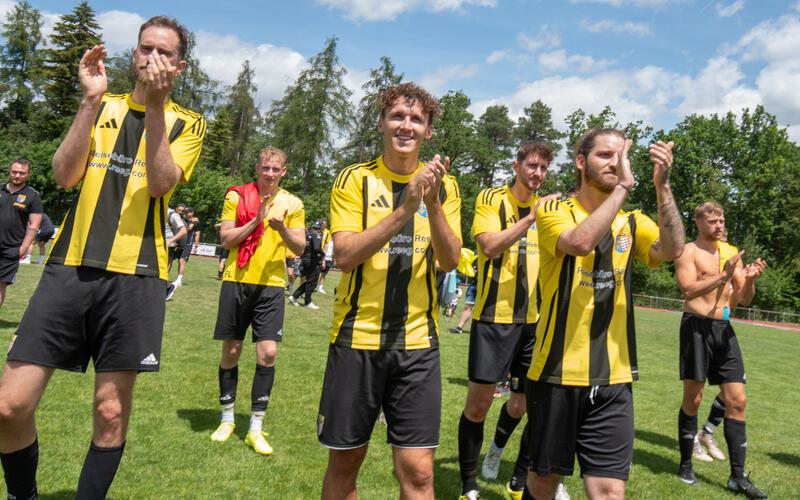 Die Kayher Kicker (links Spielertrainer Arne Bauer) wollen nun auch die allerletzte Hürde nehmen. GB-Foto: Vecsey