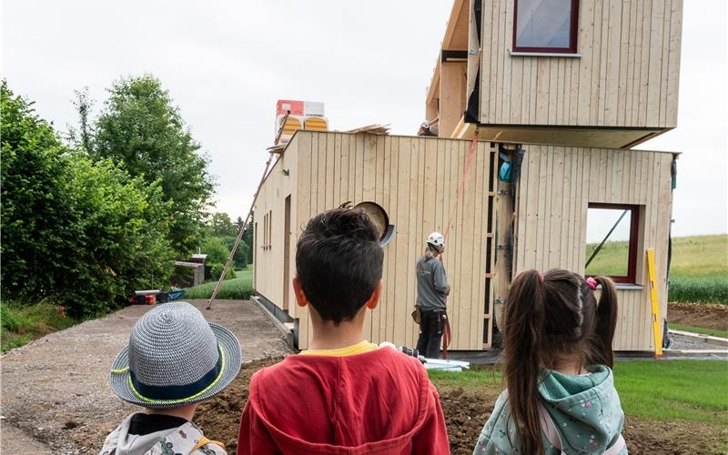 Die Kids staunen nicht schlecht. Hier entsteht ihr Waldkindergarten. GB-Foto: Schmidt