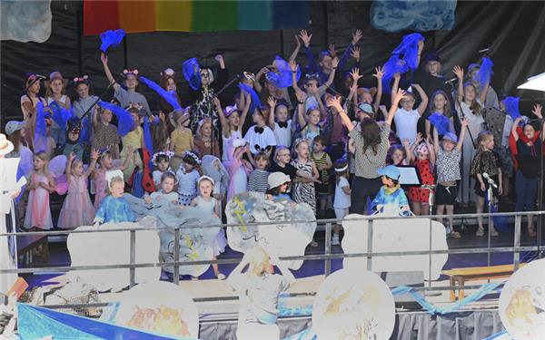 Die Kinder der Stadt gaben auf dem Marktplatz ein stimmungsvolles Konzert mit friedvoller Botschaft. GB-Foto: Holom