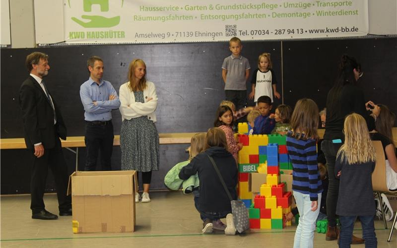 Die Kinder errichteten ein Bauwerk mit Legobausteinen. GB-Foto: Baum