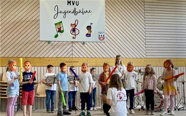 Die Kinder traten mit selbst gebastelten Löwenmasken auf. GB-Foto: gb
